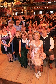 Stimmung im Schottenhamel zum Auftakt. (©Foto.  Martin Schmitz)